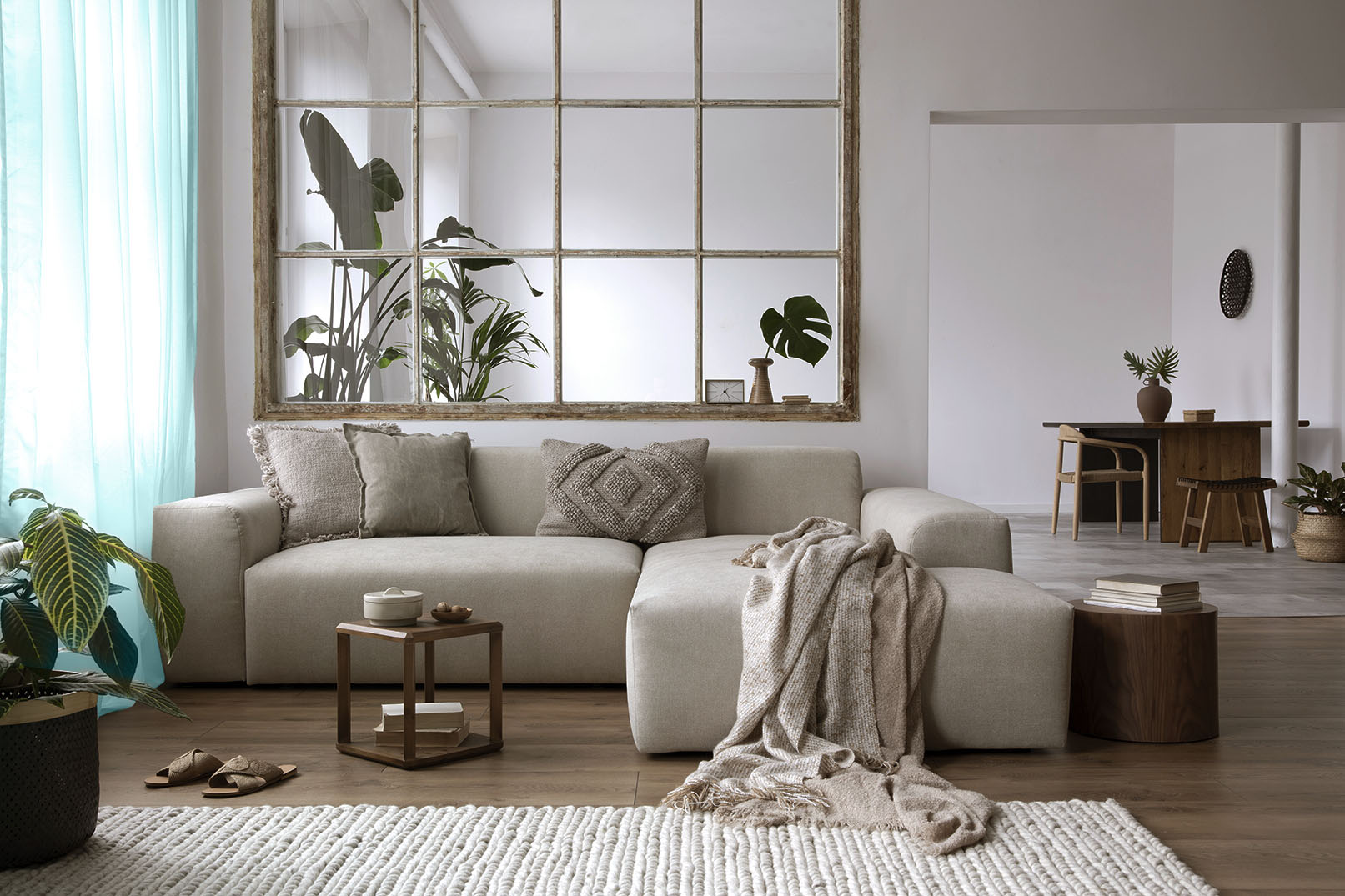 SƠN TƯỜNG MÀU BEIGE KẾT HỢP VỚI RÈM CỬA MÀU XANH